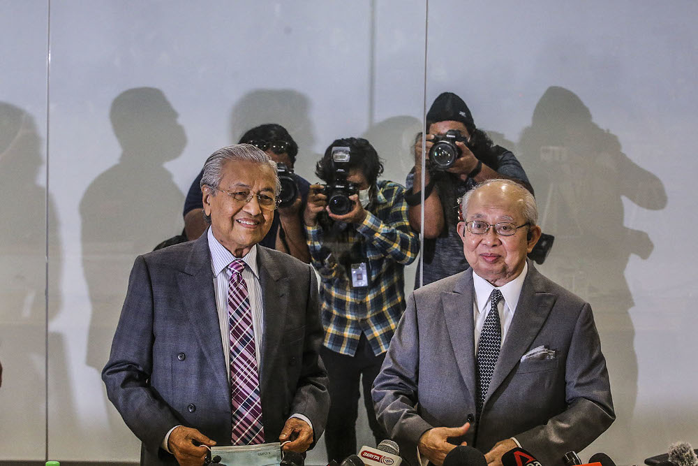 Bekas musuh politik Dr Mahathir dan Ku Li menawarkan perkhidmatan untuk memulihkan ekonomi Malaysia