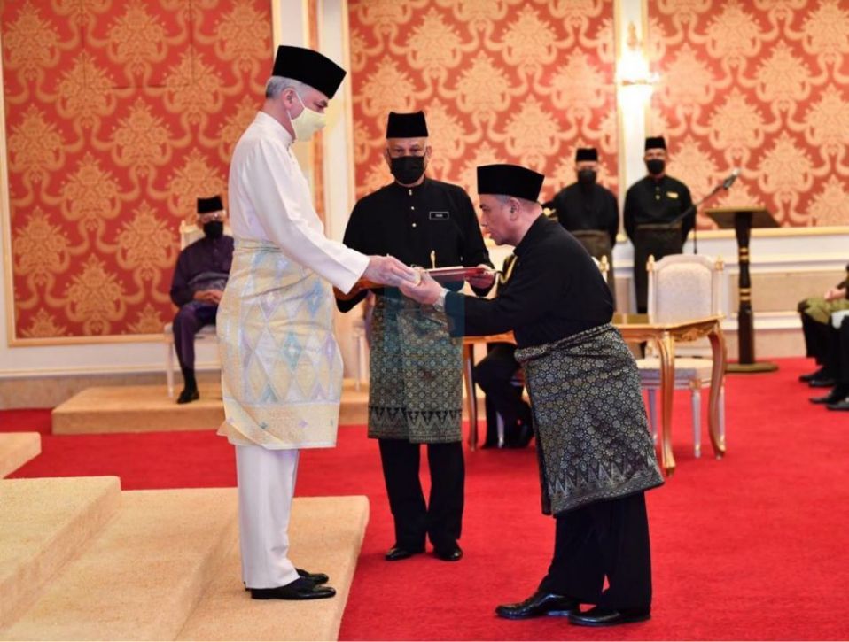 Sultan Perak menegur ahli politik Perak kerana gagal dalam kepimpinan mereka