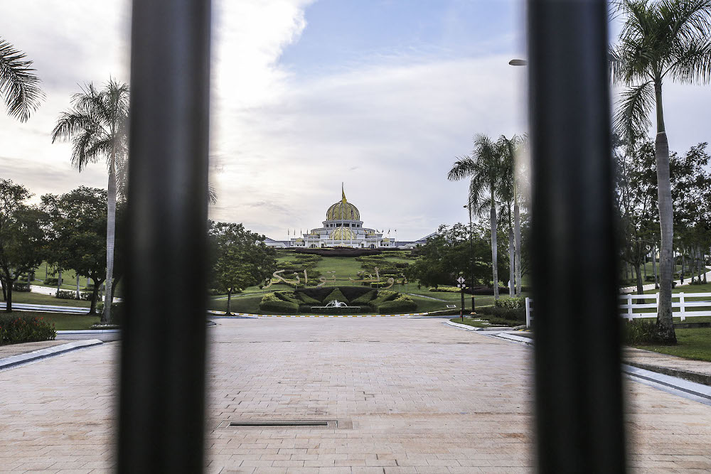 Pembangkang melabelkan pengumuman Darurat sebagai langkah politik yang membahayakan demokrasi