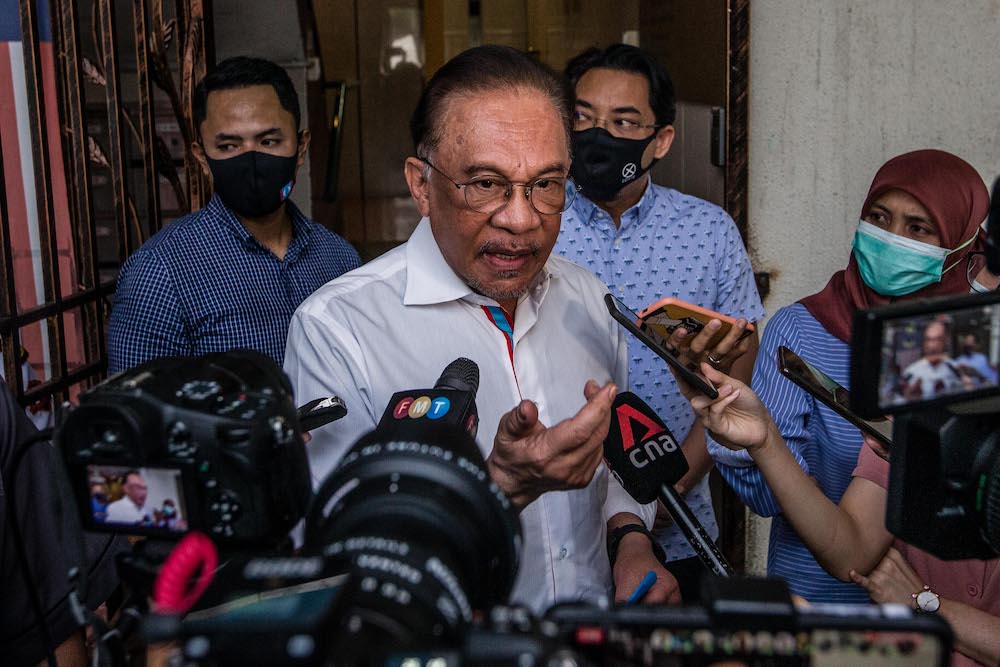 Ketua pembangkang Anwar Ibrahim bersatu di belakang Malaysiakini