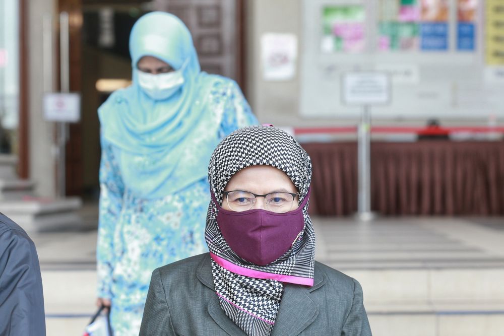 Peguam Najib mempersoalkan adakah Salwani menganugerahkan Datukship sebagai saksi