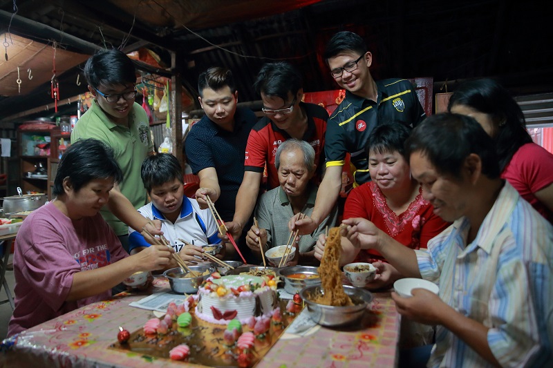 Penggubal undang-undang berjenaka selepas Putrajaya menghadkan makan malam perjumpaan kepada keluarga berkongsi rumah yang sama