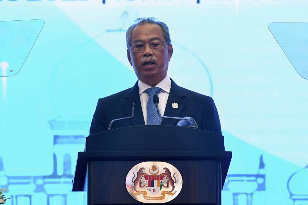 Muhyiddin mendakwa Puad Zarkashi Umno atas fitnah berhubung Facebook post
