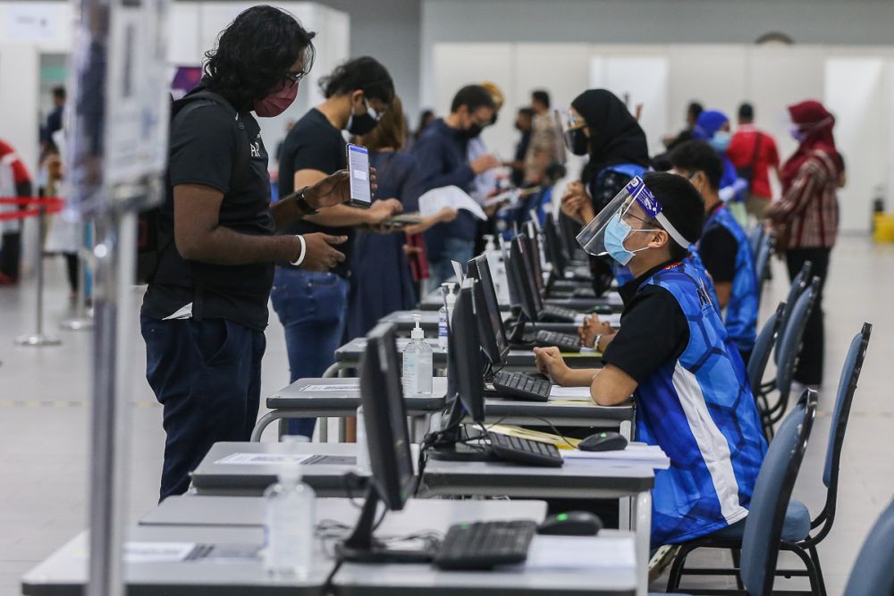 Khairy: Tiada walk-in untuk AstraZeneca Covid-19 vaksin