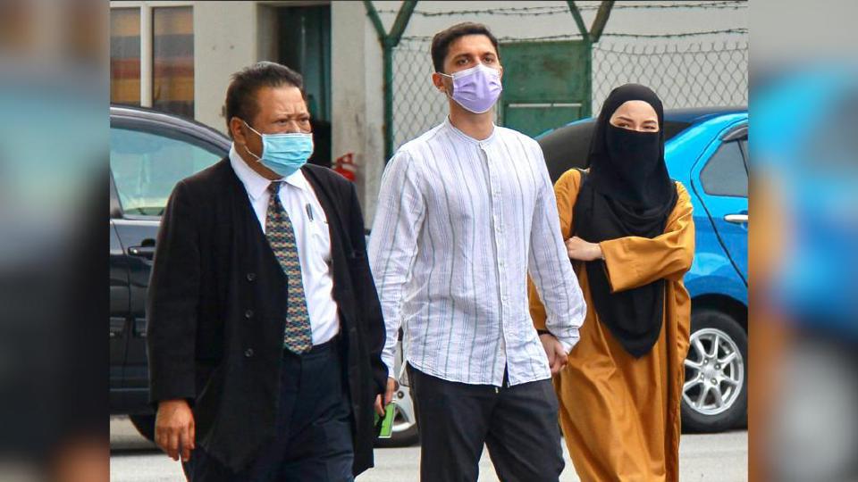 Neelofa mempertahankan perjalanan kereta empat orang