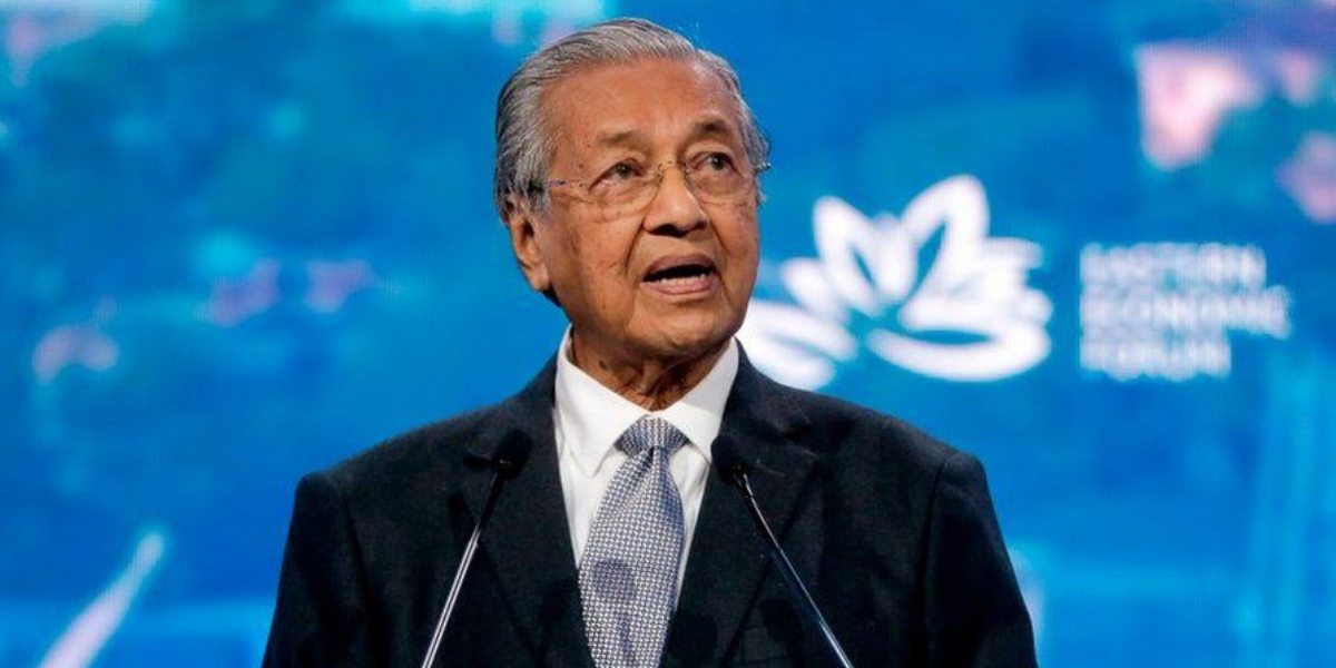 Dr Mahathir mempersoalkan keputusan Putrajaya untuk mengeksport tenaga tidak boleh diperbaharui ke Singapura