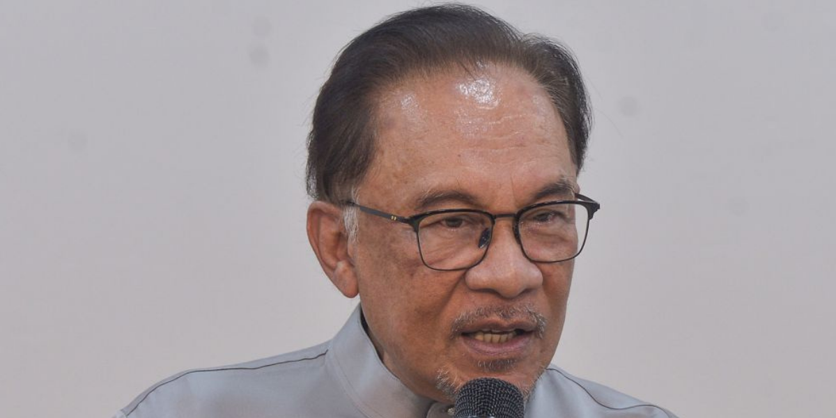 Anwar mengangkat tangan selepas kekalahan hebat Pakatan di Melaka