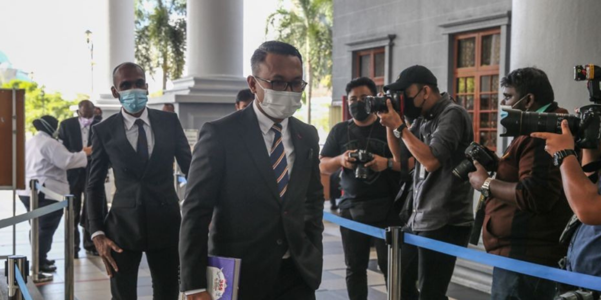 Pegawai kanan SPRM mendakwa dibicarakan kerana menyalahgunakan wang tunai RM25 juta