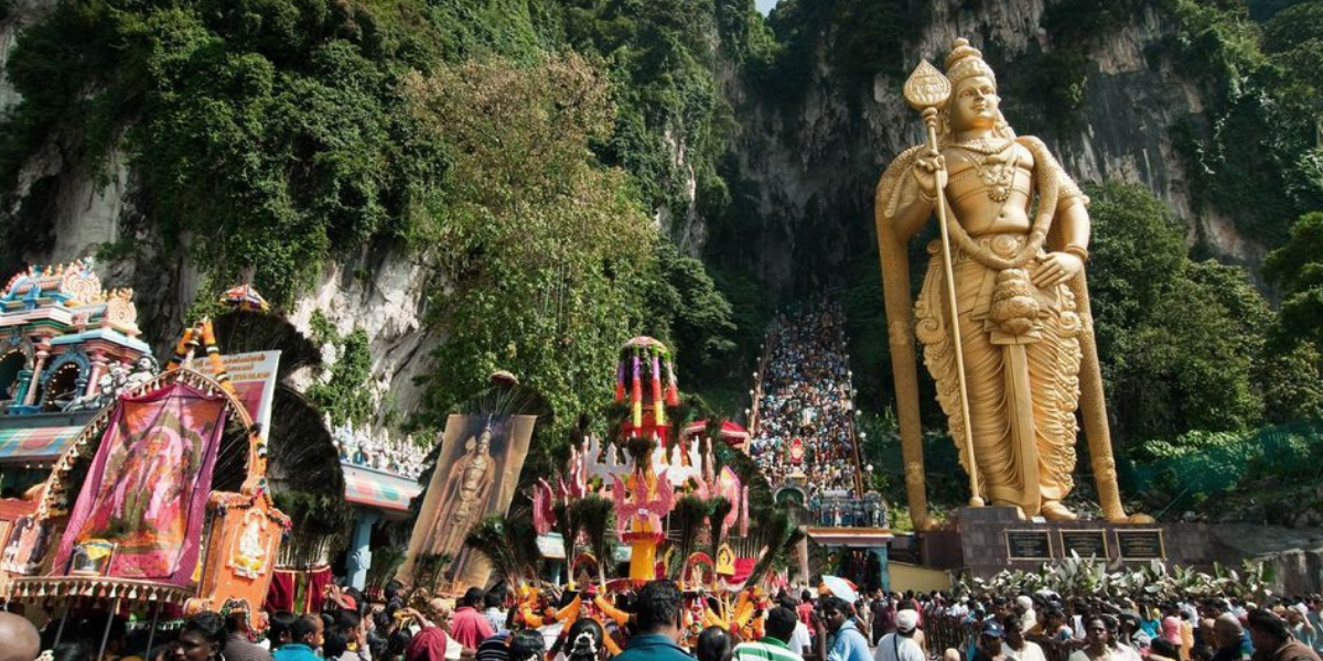 Pengunjung membanjiri Batu Caves apabila Thaipusam semakin hampir