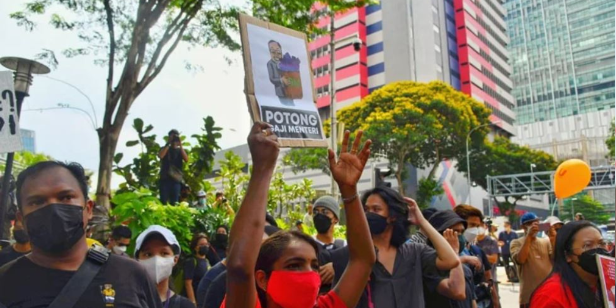 Polis KL menghalang penunjuk perasaan Turun dari berarak ke Dataran Merdeka