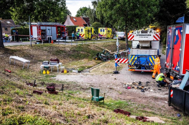 Enam maut apabila trak melanggar barbeku kampung Belanda