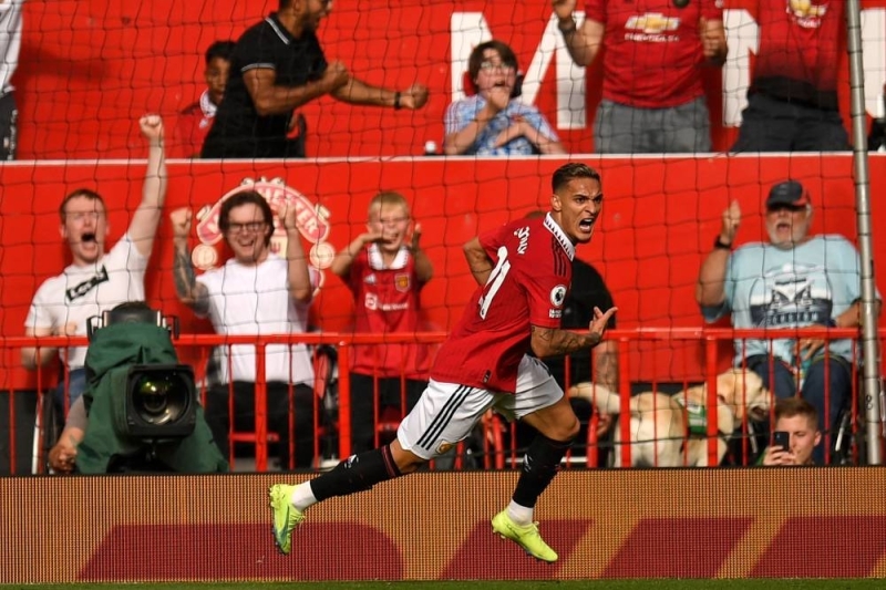 Antony menjaringkan gol pada penampilan sulung ketika Man United menamatkan permulaan sempurna Arsenal