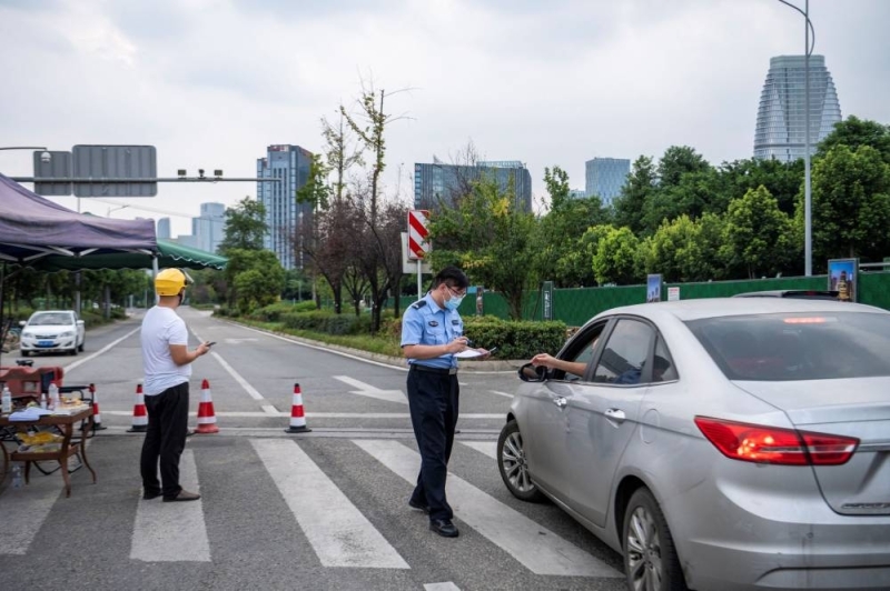 Bandar mega China Chengdu melanjutkan penutupan kebanyakan daerah apabila Covid merebak