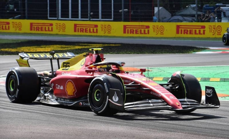 Sainz berada di puncak dalam latihan untuk perlumbaan rumah Ferrari
