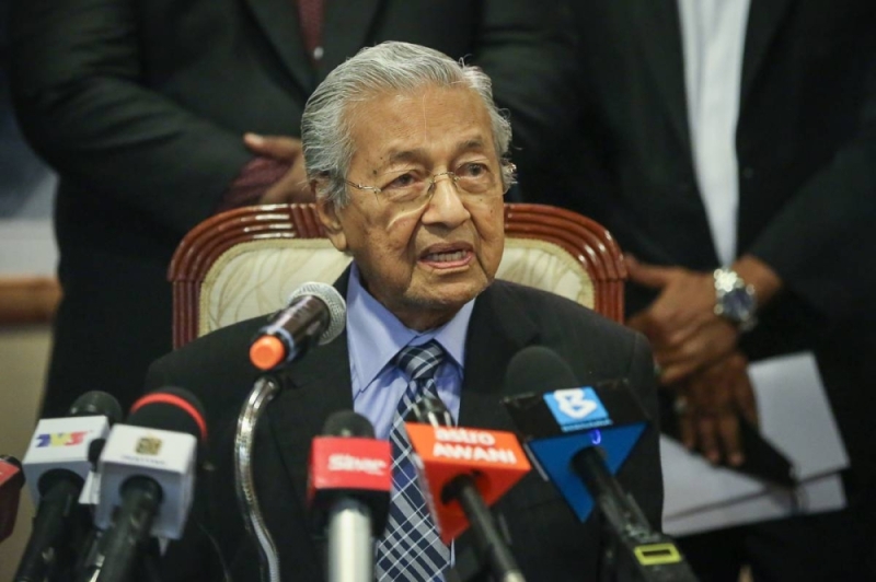Dalam eulogi, Dr Mahathir menyatakan dia hanya satu tahun lebih tua daripada Ratu Elizabeth