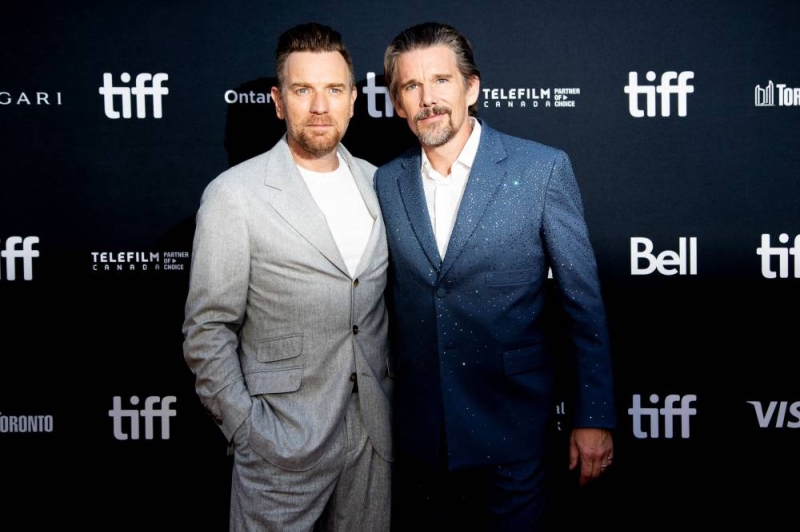 Ethan Hawke bercakap tentang Godard dan kesedihan sebagai tayangan perdana ‘Raymond & Ray’ di Toronto