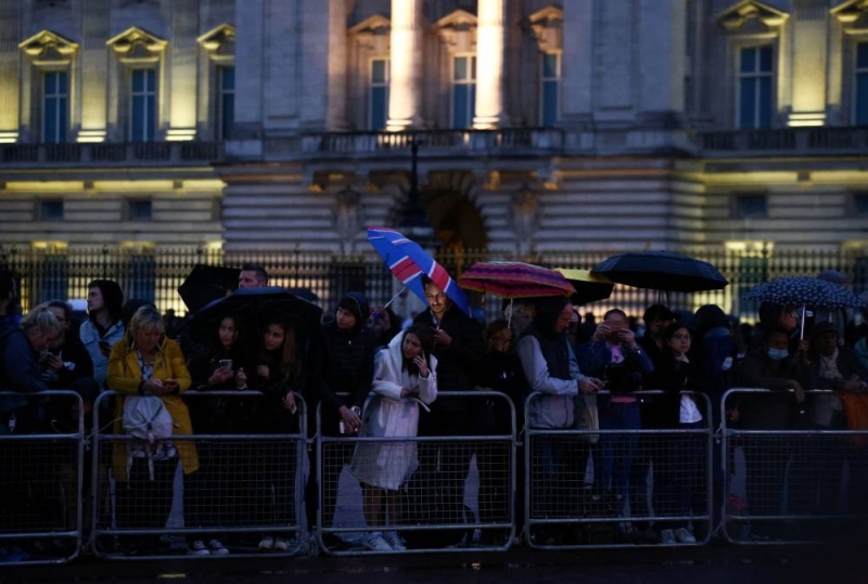 Warga London yang berkabung berdepan beratur panjang untuk melihat keranda ratu