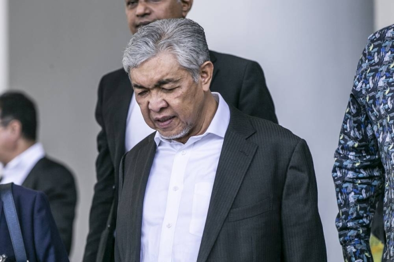 Perbicaraan VLN Zahid Hamidi: Adakah dia akan berjalan atau membela diri?