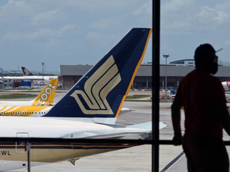 Penipuan bom Singapore Airlines menyebabkan kelewatan pendaratan selama empat jam; lelaki yang didakwa menyebabkan penggera, menyerang kru kabin