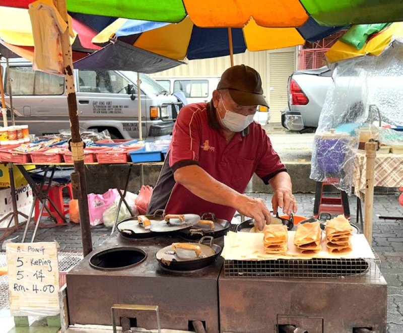 Visit the Taman Gembira morning market for ‘apom’, ‘ban chean kuih’, ‘ma kiok’ and ‘popiah’