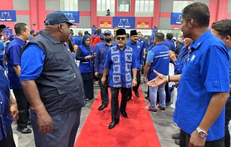 Laporan: Tajuddin dilihat pada majlis Barisan, kelihatan baik dengan presiden Umno