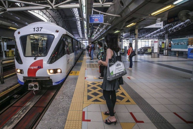 Gangguan yang tidak dapat dijelaskan menyebabkan 15 stesen LRT keluar dari KLCC ke Kelana Jaya