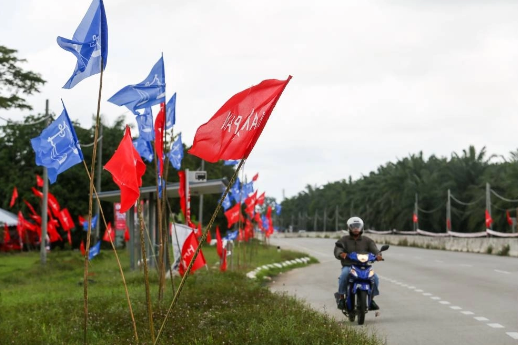 Bendera parti kelihatan di sepanjang jalan di Kuala Selangor 13 November 2022.