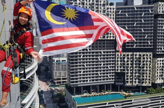Juruteknik Malaysia yang menjadi viral kerana bekerja di atas Menara Berkembar bercakap tentang ketakutan, cabaran