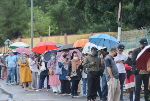 PRU15: Pengundi teruja tiba awal di pusat mengundi di seluruh negara