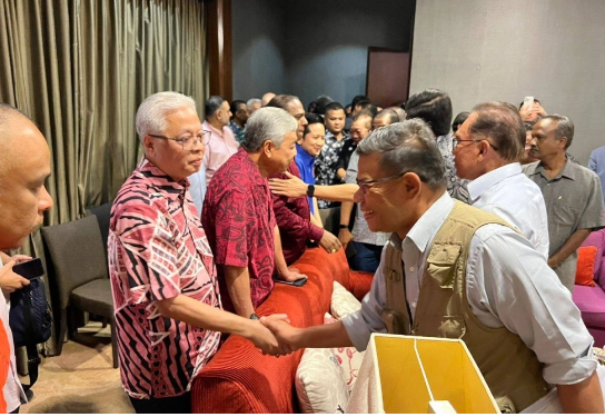 Anwar dan Zahid antara pemimpin Pakatan dan BN di Hotel Seri Pacific di KL