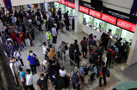 Orang Ramai Berduyun-duyun Larkin Sentral dalam ‘balik undi’ Rush