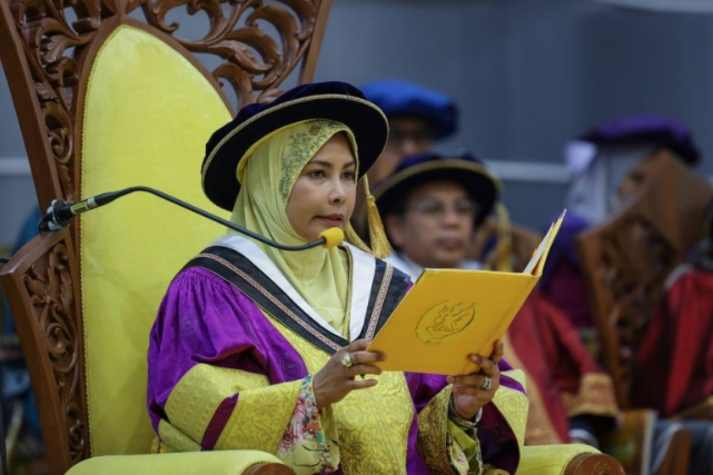 Sultanah Nur Zahirah memfailkan rayuan terhadap penolakan saman fitnah terhadap editor Sarawak Report Clare Rewcastle-Brown, dua yang lain