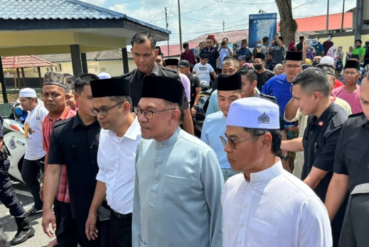 Sultan Johor Menganugerahkan Hadirin Kepada PM Anwar Semasa Lawatan Rasmi Pertama