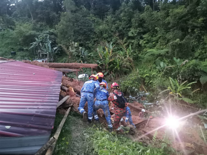 Tanah runtuh Batang Kali: Lapan Maut Setakat ini, Runtuhan Bertimbun Sehingga 30m Tinggi