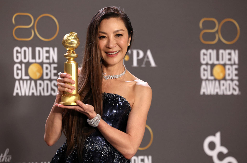 Michelle Yeoh Genggam Erat Trofi Oscar