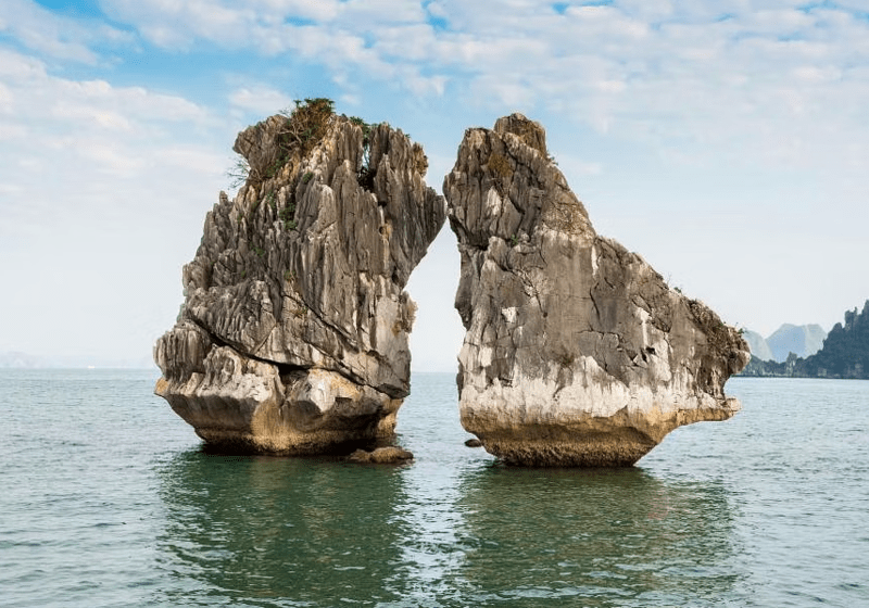 “Kissing Rocks” Ikonik Vietnam Berisiko Runtuh – Kata Pakar