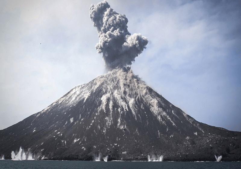 Gunung Berapi Anak Krakatau Meletus