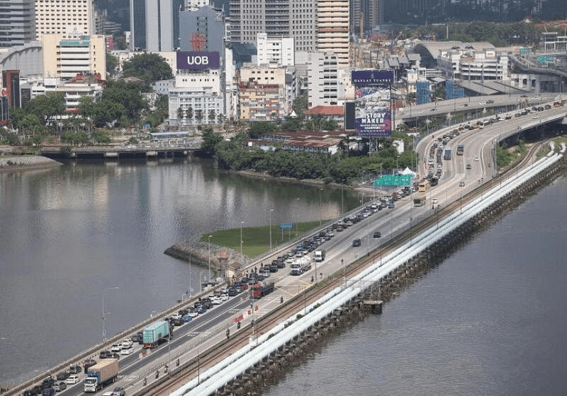 Kesesakan Trafik Sehingga Tiga Jam di Pusat Imigresen Malaysia, Pemandu Kereta Diminta Bersabar