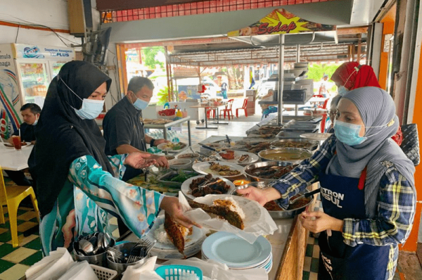 Ancaman Covid-19 Meningkat: Peruncit dan Kedai Makan Mengambil Langkah Berjaga-Jaga