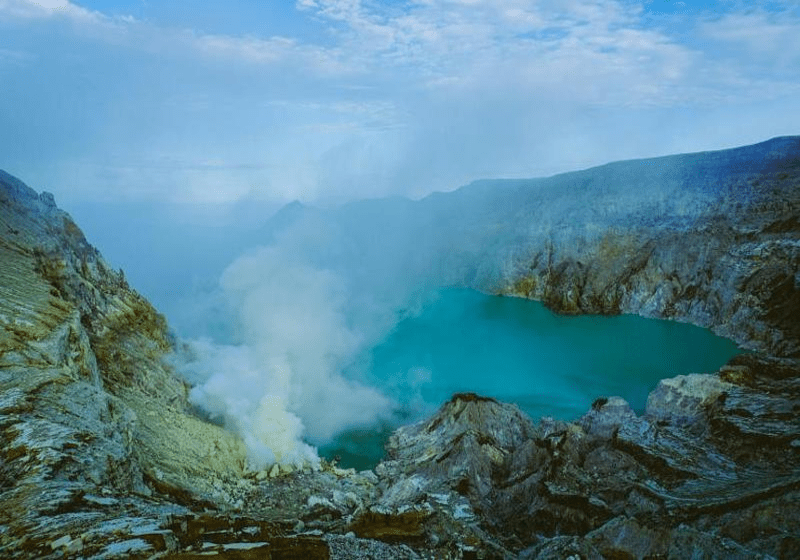 Pelancong China Maut Terjatuh dari Tebing di Gunung Berapi Indonesia