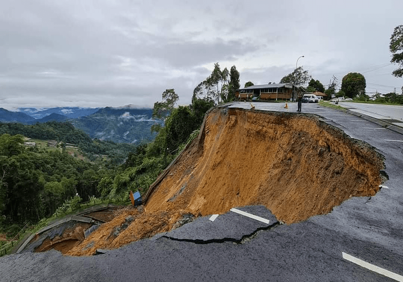 Gunung Kinabalu Runtuh, Air Sungai Berubah Menjadi Lumpur