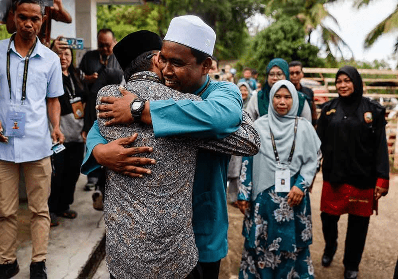 Calon BN dan PN Berpelukan di Pusat Mengundi PRK DUN Nenggiri