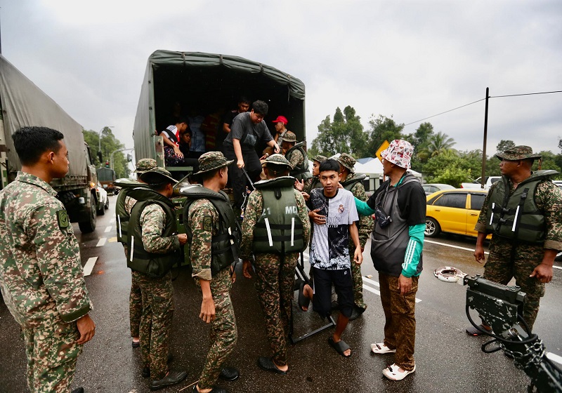 Ops Payung: 261 Pelajar SPM Terengganu Selamat Dihantar ke Pusat Peperiksaan