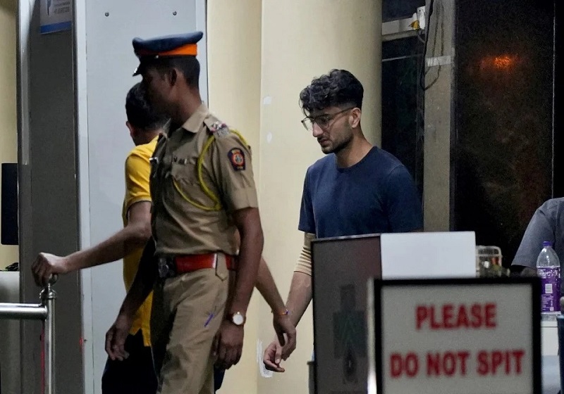 Polis Mumbai Tahan Suspek Tikam Saif Ali Khan Enam Kali