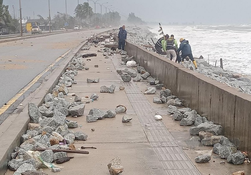 Laluan Pantai Miami Ditutup Akibat Batu dan Pasir