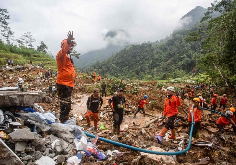 Lima Maut, Ratusan Terjejas Akibat Tanah Runtuh, Banjir di Indonesia