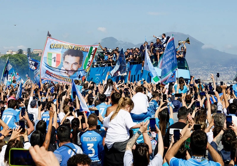 Scudetto Milik Napoli Lagi! Kota Naples Bertukar Lautan Biru