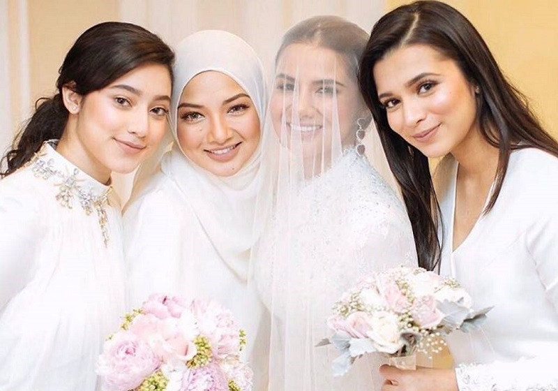 Athisha ‘Simple Tapi Classy’, Ameera Khan Terlalu Try Hard – Netizen