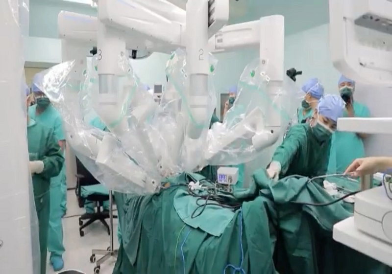 Doktor Pakar Dari Rom Guna Robot Bedah Pesakit di Beijing