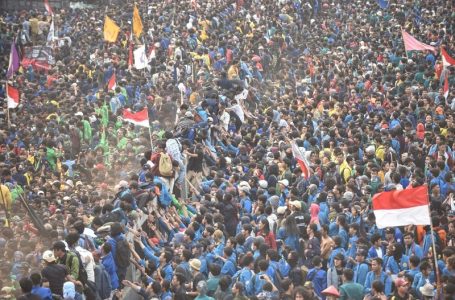 tunjuk perasaan gaji dpr